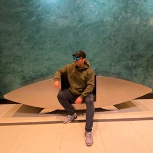 Mohammad Khademi Instagram - هرچی آدم بزرگتر میشه، لذت بردن پروسه پیچیده تر و سخت تری میشه...
چون میفهمی... یه چیزایی رو میفهمی که لذت رو سخت میکنه...
میفهمی اون صحنه جذابه تو اون فیلمه که عاشقشی، جلوه کامپیوتریه.

میفهمی اون غذاعه که خیلی دوستش داری و همیشه هوس میکردی، درست کردنش چقد سخته.

میفهمی اون رشته ای که دلت پر میزنه واسه خوندنش، بازار کار نداره.
میفهمی خوشحالیِ اون سازمانی که سقف ارزوهات بوده توش کار کنی، همش فیکه و اداست.
میدونی؟
نمیشه نفهمید...
نمیشه فرار کرد از درک کردن و متوجه شدن.
ولی گمونم باید کنارش، چیزای دیگه ای هم فهمید.
ادم باید بفهمه چه اسانس شمعی مورد علاقشه.
کدوم خوراکی ارزون، هنوزم هیجان زدش میکنه.
نقاشی های کوچیک و ساده رو یاد بگیره.
بفهمه گل ها چقد به مهربونی و توجهش محتاجن.
درک کنه چقد تو زندگی آدمای دیگه موثره.
لذت آتیش روشن کردن رو درک کنه.
وقتی پاشو میذاره تو آب تا جیگرش خنک شه.
رقصیدن رو بفهمه.
آهنگ گوش دادن رو لمس کنه.
بفهمه حرف زدن با آدم ها، با کدوم آدما و تو چه موضوعی، رو دوست داره، و به عنوان لذت بپذیرش‌.
بفهمه یادگرفتن، مهارت کسب کردن، چه توانایی بی نظیریه.
آدم وقتی بزرگ میشه، خیلی چیزا رو میفهمه. 
اما همیشه به اون خوباش، زود عادت میکنه...

ارادت🙌❤️
----------