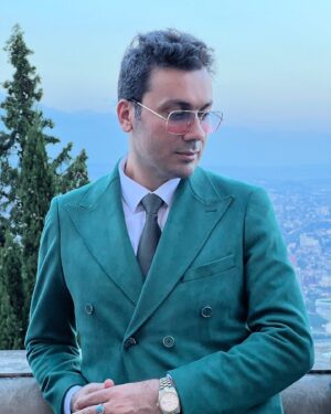 Mohammad Khademi Instagram - زندگی ، بسیار شبیه به یک آهنگ است.
 در ابتدا رمز و راز وجود دارد ، 
در پایان نیز تأیید وجود دارد ،
 اما در وسط جایی است که تمام احساسات در آنجا زندگی می کنند 
تا همه چیز را ارزشمند کنند. "

@dr.khademi
