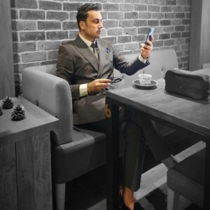 Mohammad Khademi Instagram - تو به آیینه،
نه
آیینه به تو، خیره شده است
تو اگر خنده کنی، او به تو خواهد خندید
و اگر بغض کنی
آه از آیینه دنیا، که چه ها خواهد کرد
گنجه دیروزت، پر شد از حسرت و اندوه و چه حیف
بسته های فردا، همه ای کاش ای کاش
ظرف این لحظه، ولیکن خالی است
ساحت سینه، پذیرای چه کس خواهد بود
غم که از راه رسید، در این سینه بر او باز مکن
تا خدا، یک رگ گردن باقی است
تا خدا مانده، به غم وعده این خانه مده!

#سهراب_سپهری

#فیلر#دمور #کره_جنوبی #کانتورینگ#دکتر_فیلر#
#newproduct #uptodate#filler#mesotherapy #booster #fatreduction #faceproducts #profiloplastica #education#masterclass