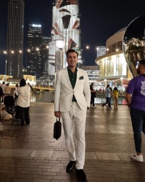Mohammad Khademi Instagram - دل آدمی تمایل ناگواری دارد که هر آن چیزی را که لگدمالش می‌کند، صرفاً سرنوشت بنامد. امّا خوشبختی شیوهٔ خود را دارد، دلیل نمی‌خواهد چون گریزناپذیر است. با وجود این، انسانِ عصر نو، هنگامی که بتواند آن ‌را بشناسد، خود را سزاوار داشتنش میداند. 

💎💎

افسانه سیزیف
آلبر کامو

----------------------------