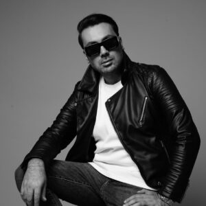 Mohammad Khademi Instagram - امیدوارم هر بار امیدت را گم کـردی بلد باشی دوباره پیدایش کنی؛ جوری که کم ترین زمـان را فدای نابلدی کنی.

🧿❤️برایت آرزو میکنم بالاخره با پوست و  خونت عجین شود که در این زندگیِ عجیب هیچکس جز خودت به فریادت نمیرسد
این لعنتی را ممکن کن

" به خودت بیشتر از هر کس و هر چیز بِرِس "

شاید در تنگناهای این مسیر تنها چیزی که به کارت بیاید این باشد که به کوله‌ات سر بزنی و در هر قدم تاکید کنی 
" ادامه دادن کارِ زنده‌هاست " 

رویا ببافی و همزمان توقعت را از خودت و آسمان بالای سرت و زمین زیـر پایت در منطقی ترین سطحِ ممکن نگه داری به معنای کاملِ این جمله 
" مراقبت کن از خودَت "
❤️

ارادت

----------------
@dr.khademi
