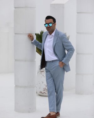 Mohammad Khademi Instagram - 🌹روانشناس سوئیسی تعبیرِ جالبی از انسانِ خوشحال دارد که شایداز  تعریفِ عادی و معمولِ خوشحالی فاصله دارد

✔️بر اساسِ این تعریف، خوشحال بودن یعنی:
توانمندیِ بالای ما در شکیبایی و استقامت در برابر سختی ها
خوشحالی یعنی اطمینانی درونی به این که درد و رنج و سختی و بیماری و مرگ جزء لاینفک زندگی ست 
اما هیچ کدام از آنها نمی تواند مرا از پا بیاندازد. 
خوشحالی یعنی میل به زندگی علی رغم علمِ به فانی بودنِ همه چیز، خوشحالی یعنی در سختی ها لبخند زدن
خوشحالی یعنی آگاهی از توانمندی بزرگ ما برای به دوش کشیدنِ مشکلات.
خوشحالی یعنی بعد از هر زمین خوردن همچنان بتوانیم بلند شویم،بعد از هر گریه همچنان بتوانیم بخندیم و لبخند بر لبِ دیگر همنوعان بیاوریم.
خوشحالی یعنی حضورِ کاملِ ما در هستی، خوشحالی یعنی همچون رودجاری بودن و در حرکت بودن،عبور کردن و به عظمتی بی پایان چشم دوختن خوشحالی یعنی توانایی ما به گفتنِ یک آریِ بزرگ به زندگی.

ارادت🙌
دکتر محمد خادمی
---------------------
@dr.khademi 
@dr.khademi