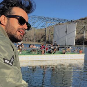 Mohammad Reza Zhaleh Instagram - .
می‌خواستم بهش بگم
(قسمت ششم)
حوصلهٔ اتوبوس نداشتم کنار خیابون آروم داشتم قدم میزدم به این فکر می‌کردم که تا کجای مسیر دست خودمه مسیری که داشتم طی می‌کردم رو نمیگم،مسیر روزمرهٔ حال و هوای زندگیم،مثلا شاید دلم بخواد تو مسیر اون‌وسطا بزنم کنار زیر‌درخت سیب سایه بگیرم از تماشای‌چشمه و صدای عشق بازی آب در گذر از سنگ هالذت ببرم...در همین حین صدای بوق بهم‌فهموند همه چی هم دست خوده آدم نیست.برگشتم راننده گفت؛کجا میری؟! گفتم؛تا سرپل گفت؛ بشین.نشستم شروع کرد‌ به حال احوال و گریز ریزی هم به سیاست و عبور مردم از دیانت میزد به نظر باسوادمیومد از تغییرات اساسی سیاسی چین در مواجه با تعریف دشمن برای مردمش.گفت که چطور سیاست خارجه چین نوک پیکان دشمنی رو از آمریکا در کسری از ثانیه به سمت شوروی گرفت داشت می‌گفت اگه جمهوری اسلامی...که حضور خانمی کنار جاده رشتهٔ این تصور رو پاره کرد.بهم گفت لطفاً بشین پشت این خانم معذب نشه.به مجرد اینکه حرکت کردیم از داشبوردپارچه مشکی در آورد به سمت خانم گرفت؛اینو سر کنید! خانم مات مبهوت؛ چرا؟! من که حداقل حجاب رودارم گفت؛نه من جسارت نکردم چون شبیه جوونی‌های مادرم هستیداین تمنارو ازتون دارم بغض کرد منم بغض ام گرفت خانم با لبخندی پذیرفت.کمی بعدبرای مسافر سوم ترمز کرد یک روحانی بود.راننده رو به خانم گفت؛امکان داره پشت بشینید؟!حاج آقا از اقوام هستند،کم کم داشت عجیب می‌شد دقیقاً برعکس حرف‌هایی که به من زد به اون روحانی زد.روحانی گفت؛راستش من اصلا از سیاست سر در نمیارم نه عادت به دروغ گفتن دارم نه عادت به دروغ شنیدن و سیاست یعنی تحمل هر دو.دومین رفتار عجیبی بود که دیدم.راننده بین‌راه بسته‌ای رو به یکی داد در ادامه حرف از انتخابات زد؛خدارو شکر کشور ما بر پایه و اساس مردم سالاری دینی بنا شده همین انتخابات رو شما دقت‌کنید در کشور هایی که نظام حاکم،دیکتاتوریه اگر حکام بدونن انتخابات باعث کوچکترین تغییر درحاکمیت میشه هرگز به شما اجازه رأی دادن نمیدن.بعدِنیم ساعتی سکوت،خانم با طلب آرامش برای روح مادر فقیدآقای راننده چادرش رو داد و پیاده شد.آقای روحانی هم مقابل مسجد پیاده شدنتونستم نگم‌گفتم؛شما به ظاهر خیلی آدم باسوادی به‌نظر می‌رسیدمذهبی هم هستید درسته؟! گفت؛نه چطور؟!گفتم؛آخه زمان زیادی رو‌برای معاشرت باآقای روحانی و اون خانم صرف کردیدبا خنده گفت نه داداش دو کیلو بار کوک داشتم باید حفظ ظاهر می‌کردم،اینم سرپل بسلامت...پیاده شدم میخواستم بهش بگم خیلی وقته تو این اقلیم اگر سوادی هست برای منافع فردی خرج میشه تاآگاهی جمعی. 
می‌خواستم بهش بگم نشد بگم
«#محمدرضاژاله»