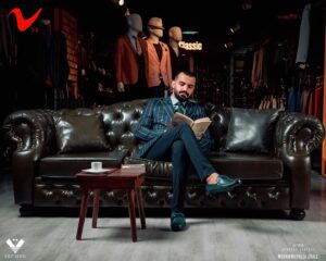 Mohammad Reza Zhaleh Instagram - .
(مجموعه داستان می‌خواستم بهش بگم)
بخش دوم/قسمت پایانی
ما الان دیگه مجرد نیستم پاشو پاشو بیا ته صف بدو بدو، اعتراف میکنم شیطنت و زرنگیش دل منو برد رفتیم ته صف محکم دست منو گرفت چنان بهم توجه می‌کرد که انگار مدتهاست زن و شوهریم، زمزمه هایی رو می‌شنیدم که دیگران می‌گفتن خوش به حالشون چقدر همو دوست دارن چقدر چشماشون از باهم بودن خوشحاله، خبر نداشتن همش بخاطر پیتزاست، رسیدیم به گذرگاه اصلی، نگهبانی، با پر رویی تمام منو جلو نگهبان بوسید و با بریم عشقم، انگار داغی بر دل نگهبان گذاشت. رفتیم توو دوربع هم توو صف سفارش بودیم، نوبت ما شد، نذاشتم دست به جیب بشه، یه گوشه نشستیم تا پیتزامون رو بیارن، داشتیم به مردم و عشقی که با خوردنش می‌کردن نگاه میکردیم که ناگهان فردی وارد شد که افراد جملگی به پاش ایستادن
باورم نمی‌شد انگار خواب می‌دیدم. همون پیرمرد بود با احترامی که مردم براش می‌ذاشتن واضح بود که خیلی دوستش دارن، همینکه چشمش به من افتاد اومد بالای سرما، دست پاچه سریع پاشدیم، روبه دختره گفت بهت تبریک میگم بابت انتخابت، مردی با انصاف و فداکار رو انتخاب کردی براتون آرزوی خوشبختی می‌کنم من خسرو هستم اینجا متعلق خودتونه، رفت، فهمیدم صاحب اینجاست، با این روحیه و ادب لایه دیگری از یک جنتلمن  برام رو کرد، سال ها گذشت و من استخدام شرکت نفت شدم، اوضاع خوب نفت و جولان دادن شاه توو اوپک و اوضاع اقتصادی متاثر از فروش بالای نفت، رو زندگی منم تاثیر گذاشته بود تمام این مدتی که تهران نبودم دل تو دلم نبود که زودی برگردم برم پیتزا گراندا به دیدنش. 
بلاخره اون روز پا داد، من برای دو روز برگشتم تهران، سریع خودمو رسوندم دمه پیتزا گراندا میخواستم بهش بگم باهمون دختر ازدواج کردم می‌خواستم بهش بگم حالا یه پسر به اسم خسرو دارم، همینکه وارد گراندا شدم تمام موجودیت اون در گراندا یه قاب عکس بود با یه ربان مشکی در گوشه ای.
می‌خواستم بگم تمام تلاشم رو کردم شبیه اون باشم
تلاش کردم در ذهن آدم‌ها اثر باشم
می‌خواستم بهش بگم نشد بگم
(پایان بخش دوم)
«محمدرضا ژاله»
سپاس:
@set.men 
عکاس:
@ali.undead