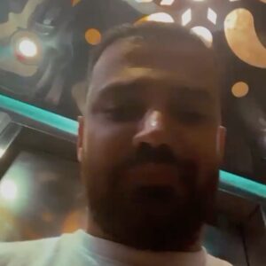 Mohammad Reza Zhaleh Instagram - .
چه غریبانه که دیگر نیستی
چه بی‌رحمانه که دیگر سِر شده ایم
از رفتن ها شاید هم از ماندن ها 
سفر به خیر 
دلواپس ثانیه در هجوم دلخوشی ها نباش
دقایقی پیش ثانیه هم به اندوه رفتنت مبتلا شد
و زمان در خاطرمان به احترام عمری بودنت خواهد ایستاد. 
«محمدرضا ژاله»
حسین شا‌سورپور
۱۳۲۱-۱۴۰۰
🥀🖤🥀