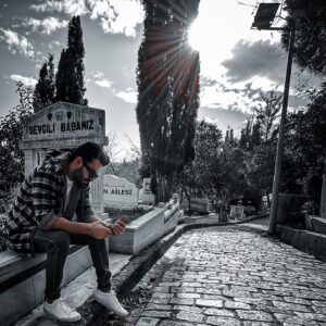 Mohammad Reza Zhaleh Instagram - .
مجموعه داستان
(می‌خواستم بهش بگم)
پدرم می‌گفت یه روز بزرگ میشی و اون روز من دیگه نیستم
اما من دوست نداشتم بزرگ بشم که مبادا پدرم دیگه نباشه
پدرم می‌گفت؛ از آدمایی بترس که تنها یک کتاب خوندن و تنها به اون اعتقاد دارن
می‌گفت؛ از آدمایی بترس که مدام دروغ می‌گن و اونها رو مصلحتی برای حفظ ارزش های خدا می‌دونن، اونهاقاتل قتل های کمرنگی هستن که با گره زدن به سرنوشت ها به جنگ خدا میرن
می‌گفت؛ از آدمایی بترس که حتی خدارو هم بخاطر وعده هاش می‌پرستن 
می‌گفت؛ از آدمایی بترس که شراب رو با جامش نمی‌خورن تا در دنیایی دیگری با چشمهٔ پر از شراب استحمام کنن
می‌گفت؛ از آدمایی بترس که مدام اسم خدارو میارن بدون اینکه زبونشون بگیره
می‌گفت؛ از آدمایی بترس که رضایت خدا رو بر رضایت خلق خدا ترجیح میدن
می‌گفت؛ از آدمایی بترس که نه مثل تو حرف میزنن نه مثل تو لباس می‌پوشن هیچ جا هم نیستن نه بانک نه آرایشگاه نه فروشگاه نه باهاشون چشم تو چشم میشی و نه حتی جایی از دور می‌بینیشون ولی به راحتی می‌تونن تو اتاق خوابت در مورد محصول عشق بازی آخر هفتهٔ تو و همسرت تصمیم بگیرن
می‌گفت؛ بترس از اون روزی که همین آدم‌ها خدا رو به اسارت بگیرن
می‌گفت؛ بترس از آدم‌هایی که با ترویج نگرش فردگرایی کاری کنن که دیگران دیگه هیچ تعصبی به هیچ چیز نداشته باشن
می‌گفت؛ بترس از مردمی که محصول پرورش همین ادم‌ها هستند، مردمی که با این شعار قصهٔ هممون رو به سر می‌رسونن
شعاری سراسر سکوت؛ 
(من رو خاکی که نتونم پنجاه مترش رو بخرم هیچ تعصبی ندارم) 
می‌گفت؛ بترس از آدمایی که متوسط سن شون هفتاد به بالاست و جمله ( چیز از عمر نمونده) خودشون، استدلال نابودی (چیزی از عمر مونده) دیگران شده
می‌گفت؛ بترس از آدمایی که گزینه ای بنام فرار و جایی برای فرار ندارن که اگر قرار به نابودی باشه همه رو باخودشون همراه می‌کنن
پدر این روزها زیادی آدم‌ها ترسناک شدن
با این‌وجود من هنوز بزرگ نشدم و تو هم دیگه نیستی
ای پدر بی‌معرفت 
می‌خواستم بهت بگم
ای کاش جای ترس و احتیاط، شجاعت و اختیار رو بهم یاد می‌دادی
می‌خواستم بهش بگم نشد بهش بگم
«محمدرضا ژاله»
#محمدرضاژاله 
#محمدرضا_ژاله
#محمد_رضا_ژاله