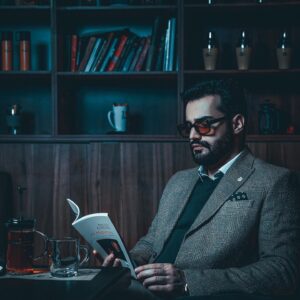 Mohammad Reza Zhaleh Instagram - .
وقتی یه مدت نیستم یعنی ترسیدم
ترس از چه میشه ها،ترس از توهم تمدن دو هزار سال گذشته، ترس از نداشتن حتی یک روز آینده
ترس از مطالعه اجباری فروپاشی اقتصادی نه در خاطرات میخائیل سرگی‌یویچ گورباچُف
(آخرین رهبر اتحاد جماهیر شوروی)
بلکه ترس از فروپاشی اقتصادی خانواده های اطرافیانم،دوستانم، بستگانم که یک به یک دارند کم میارند.ترس از شما که دیگه حوصله خوندن حتی این متن رو هم ندارید. ترس از خودم که همش فکر می‌کنم.
ترس از این فریبکار دغل پیشه که هر روز مادرشو با گفتن جملهٔ من عااااااااااااالی ام فریب میده.
ترس از من، تو، او و چهارم شخص مفرد که هیچ وقت نفهمیدیم کیه ولی تو زندگیمون حسش کردیم.
ترس از جابجایی بستر موقعیت، که انگار جنبه کیفی زیستن در این مقطع زمانی و دایرهٔ مکانی رو مبتلا به افت سطح کیفی کرده.
ترس از گذشته و آینده ایی که جاشون رو بهم دادند
دیروزی که بهتر از امروز بود.
وقتی یه مدت نیستم یعنی ترسیدم از احتمال شنیدن صدای بوق خط‌ممتد از دستگاه تنفس امید در جامعه ام
وقتی نیستم میشینم یه گوشه ای برای خودم غصه می‌خورم تا دوباره خودمو جمع و جور کنم 
حالم که خوب شد شادی هامو باشما قسمت کنم. 
ببخشید که نمی‌تونم بخندونمتون
ببخشید که نمی‌تونم دروغ بگم
تا همیشه دوستتون دارم
«محمدرضا ژاله»
Photo by;
Nima AQAkarimi 
@nima.aqakarimi 
Special thanks;
@set.men