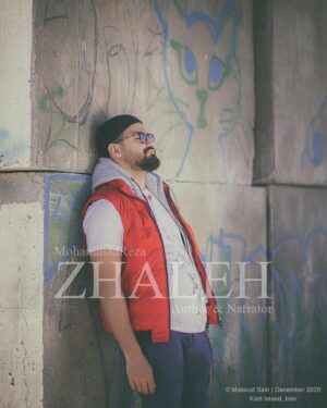 Mohammad Reza Zhaleh Instagram - .
جزیره ای در تاریکی
قسمت چهارم
گفتم: چرا باید تو دردسر بی‌افتم؟!
گفت: بخاطر شغلم.
گفتم: شغلت چیه؟!
گفت: به مردا فرصت دوبارهٔ دوست داشتن زنهاشون رو میدم.
تقریباً فهمیده بودم ولی نمی‌خواستم بفهمه که فهمیدم .در ادامه گفتم؛ تا حدودی متوجه شدم خب داشتی میگفتی
گفت: چون خونه خیلی‌ها میرم، اونا ازم میخوان اطلاعات کافی در مورد مشتری‌هام بهشون بدم.
گفتم: کیا؟!
گفت: دازاین‌ها
گفتم: دازاین؟!
گفت: هیییییس صدات رو بیار پایین اونا همه جا هستند.
گفتم: اونا کی اند؟
گفت:نماینده‌های پدر مهربان!
گفتم: دقیقاً چی میخوان ازت؟
گفت: این‌که با افراد سرشناس و قدرتمند جزیره ارتباط بگیرم. افرادي كه مخفیانه گندم کشت میکنن رو معرفی کنم و یا حتی افرادی که به کمبود گندم اعتراض دارند. یه بار از یکی‌شون پرسیدم چرا آروم نمی‌شینی؟! شرایط جزیره ایجاب میکنه که ما همگی تو این ریاضت باشیم؛ پشت هم‌باشیم.
گفت: شرایط این جزیره رو من میدونم، پشت کوه مقدس انبار غلة بزرگی وجود داره که میتونه اهالی جزیره رو بدون نیاز به کار کردن سیر کنه.
بهش گفتم: خود تو دیدی؟! گفت؛ متأسفانه بله. 
ذهنم درگیر مسائلی شد که تناقضات جدی باهم داشتن.
کمبود گندم و ممانعت از کشت گندم؟
اگه کمه چرا با کشتش مخالفت میشه ؟
اگه شرایط کشت وجود داره پس چرا انقدر گندم با مشکل پیدا میشه!
بعدشم برام جالب بود با وجود این همه تأدیب، صفت پدر همچنان مهربان بود. 
خیلی مشتاق بودم ببینمش همچنین دازاین‌ها رو
یه لحظه صدایی توجه هر دومون رو جلب کرد از شکاف در یه نگاهی به بیرون کرد سریع برگشت سمت پنجره 
انگار مانعي در هر دو طرف برای فرارش بود.
بغلم کرد گفت: بغلم کن، طبیعی‌تر! یالا به هیچ جا هم جز چشمای من نگاه نکن. باید وانمود کنیم من برای کارم اینجام وگرنه توي دردسر می‌افتیم. همزمان که یه دستش روی گردنم گوش‌هام رو نوازش می‌کرد و دست دیگه اش روی شونه‌هام ضخامت مردانگیم رو یادآوری میکرد، دستم‌رو دور کمرش حلقه کردم و بی‌اختیار بوسیدمش.
این حرکت به قدری آهسته گذشت که انگار ساعت‌ها رو پای این چند ثانیه قربانی کردیم سنگینی نگاه دازاین‌ها از پنجره، صدای تق‌تق درب، همه و همه ضرب‌آهنگی رو برای این عشق‌بازی به وجود آورده بود.لذتی آمیخته از عشق و دلهره بالاخره بدون اجازه، درب کلبه رو باز کردن...
پایان قسمت چهارم
«محمدرضا ژاله»
عکاس؛ مسعود ساکی
@sakipic 
——————-
تا اینجای داستان چطور بود؟!
——————-
#محمدرضاژاله