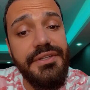 Mohammad Reza Zhaleh Instagram - .
آماده‌اید؟! 😎
بزودی...
——————-
بریده ای از کتاب 
«پرسه در دهلیز های شک»
نویسنده:
 محمدرضا ژاله
@mr.zhaleh 
———————
ویدئو:
ونداد عبدالرحیمی
@v.graphics 
———————
ترجمه:
امید فتحی
@mrfathi.official 
———————
#باور #محمدرضاژاله #کتاب #تغییر