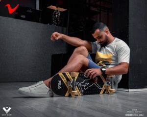 Mohammad Reza Zhaleh Instagram - .
(می‌خواستم بهش بگم)
گفتنش سخت بود اما‌دوست داشتم‌بهش بگم.
یهو‌برم‌ وسط جمع میخ شم‌تو چشماش بهش بگم
یا همینطور که گیلاس نوشیدنی به دست دارم و آروم قدم میزنم، از پشت بهش نزدیک بشم، تو گوشش نجوا کنان بهش بگم.
ولی انقدر صدا بالاست که از نزدیک ترین فاصله هم صدا به صدا نمیرسه.
انگار من صدایی جز صدای بهم خوردن مژه هاش رو نمی‌شنوم
دلم می‌خواد بجای اینکه چند ثانیه یبار بهش نگاه کنم
چند ثانیه یبار از میخ شدن تو چشاش، تنها پلک بزنم. 
خوردن تنقلات رو بهانه می‌کنم میزم رو عوض کنم، 
میرم جایی رو پیدا میکنم که اگه یکی به نگاه های بی وقفهٔ من شک کرد نقل نظر کردنم از چشاش تا آقای نوازنده تنها یک ثانیه باشه...
(شروع حادثه)
پایان قسمت اول
«محمدرضا ژاله»
با سپاس:
@set.men
عکاس:
@ali.undead