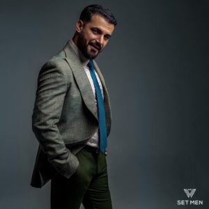 Mohammad Reza Zhaleh Instagram - .
دیدین در بدو ورود به یه رابطه 
حس تون میگه طرف مقابل یه روز تو روتون وایمیسته؟!
چیزی شبیه به الهام
منظورم خانمی با نام الهام یا آقایی با نام خانوادگی الهام نیست
شاید نتونم اسمی براش انتخاب کنم 
یه جور حسی که شما با خودت میگی این از اونهاست که…
انگار ذهن‌تون کد نویسی کرده رفتارهارو با شخصیت ها
همش با ترس و لرز پیش میرین
اندازه نگهداشتن در چنین رابطه ای خیلی سخته
اگه محتاط باشین و آهسته پیش برین میگن طرف سرده
اگه صد از صد مایه بذارین و اجازه بدین عواطف و احساسات‌تون غلیان کنه هر لحظه ممکنه دچار فراوانی بشه و مثل پارچه ای که زیر سفره می‌ندازن شما رو مثل بقایای سفره به عنوان دور ریز احساساتش دم پنجرهٔ اضافه کاری هاش بتکونه
و‌ وقتی هم اعتراض کنین
اینجاست که حس عنفوان رابطه یعنی همون حس تو روتون وایستادن سراغتون میاد
با جمله ای کوتاه آب پاکی رو رو دستتون میریزِ
خیلی ساده بهتون میگه
مگه من گفتم برام اینهمه وقت بذاری؟!
گفتم فراوانی لازم که بگم فراوانی دقیقا مثل اکسیژنیه که نفس می‌کشین و اغلب اوقات یادتون میره که نفس می‌کشین
بگذریم…
سرد به نظر رسیدن در رابطه ای که غوره نشده می‌خواد مویز بشه اولیت منه
چرا که ما در جستجوی آرامش تا همین لحظه زندگی رو ادامه دادیم آرامش ایستگاه پایانی ثروت موفقیت شهرت
و هرچیزی که لذت بردن از بقا رو برای شما معنی کنه بوده و خواهد بود ‌
پیشنهاد من به شما اینه کسانی رو انتخاب کنین که شمارو برای خودتون بخوان نه خودشون
اونوقته که برای سلامت روان شما هر کاری از دستش بر بیاد انجام میده حتی به قیمت چشم پوشی از منافع خودش در رابطه
رابطه هاتون با پایانی خوش
ارادتمند شما
«محمدرضا ژاله»
——————-
خوشحالی یعنی؛
عضو کوچکی از خانوادهٔ بزرگ سِت‌مِن بودن
@set.men ✅
@set.men ✅
@set.men ✅
———————
Photo by;
@sinanavipour 
———————
Director;
@fatemeh_bazazan 
———————
Special thanks to;
@soheil.amirzade.official 
———————
امیدوارم از این پست خوشتون اومده باشه
همین فرمون ادامه بدم؟!