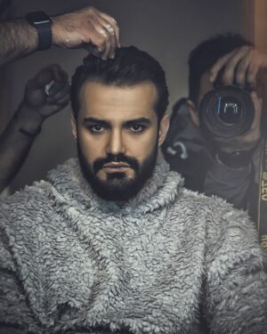 Mohammad Reza Zhaleh Instagram - .
‎[جزیره ای در تاریکی]
‎قسمت ششم
‎با صدای چکه کردن قطرات آب روی سنگ از یک خواب عمیق بیدار شدم. 
‎چشام رو‌بسته بودند، شایدم آسیب دیده‌ بودم و پانسمان رو چشمم بود، نمی تونستم تشخیص بدم درد دقیقا کجای بدنم مثل آرشه ویولون سل در رفت و آمده
‎صدا می‌پیچید معلوم بود من در یک مکان خالی بودم با استشمام بوی تند جلبک ها فهمیدم جایی نزدیک به دریا هستم 
‎سعی کردم با پرتاب کردن آب دهنم و انعکاس صداش تشخیص بدم چقدر با دیواره ها فاصله دارم مسخره به نظر می‌رسید اما تونستم بفهمم جایی مثل یه غار زندانی شدم
‎چرا زندانی؟! چون دست و پام بسته بودند. 
‎کلافگی بسته بودن دستام یه طرف، شرجی بودن هوا، سماجت یه مگس و راه رفتنش رو لبم یه طرف .
‎فوت کردن گاه به گاه من برای پروندن اون مگس باعث سرگیجه ای شد که نتونم دور ‌یا نزدیک‌بودن صداها رو تشخیص بدم.
‎یهو یکی بلندم کرد: راه بیوفت صداش آشنا بود انگاری همون پسر سیاه پوستی بود که منو تا کلبه رسوند
‎پله های فلزی رو با انعکاس صدای طولانی بالا می رفتم.
‎پرواضح بود طبقات زیرینِ زیادی در انتظار سقوط من سکوت کردند
‎گفتم:میتونم بپرسم من رو کجا میبری؟! 
‎گفت:دستور دارم بی‌سر و صدا ترتیب خروج تون از جزیره رو بدم.
‎گفتم:واقعا ممنونم بابت این لطفی که در حق ام میکنی.
‎‌راستی الان چه ساعت از شبانه روزه قایق برای مسافت طولانی تجهیز شده راستش من خیلی گشنه ام شده آذوقه به اندازه کافی برداشتین؟!
‎بهم گفت:قایقی در کار نیست.
‎گفتم:پس من چطوری باید برم؟!
‎گفت:میندازمت تو دریا خودت بری…
‎دست و پام شل شد بعد از باز شدن دربی آهنی از میان سنگ ها، نور خورشید رو حس کردم. با صدای دریا و ناهمواری سطح زمین فهمیدم در اعماق صخره ها زندانی بودم بهم گفت: اگه حرفی برای گفتن داری همین الان بزن .
‎گفتم:خب من شنا بلد نیستم.
‎گفت:اینکه مهم نیست بعدی.
‎گفتم:خب لااقل بهم بگو کی دستور کشتن منو داده؟!
گفت: من برای حزب مؤتلفه [گندم برای همه] کار میکنم
گفتم: کارش چیه؟!
‎گفت: عملکرد پدرمهربان رو ارزیابی، نقد و گاهی هم در اعتراض به اون اغشاش و آشوب می‌کنه 
‎گفتم؛کی مدیریتش میکنه؟!
‎گفت: یه زن.
‎گفتم: کی حمایتش می‌کنه
‎گفت؛ پدر مهربان
‎گفتم::
‎پدر مهربان؟!
‎در همین حین ضربه محکمی رو پشتم حس کردم که من رو به سمت دریا پرتاب کرد. 
‎پایان قسمت ششم
‎«محمدرضا ژاله»
‎پی‌نوشت؛ کلیپ قبلی با انتقاد هایی روبرو شد که ترجیح دادم پاکش کنم. ممنون که در این آزمون و خطا ها همواره کنارم هستید. 
❤️
گریم:
محمود پور محمود
@mpm_club 
عکس:
سمیر راد
@radismedia