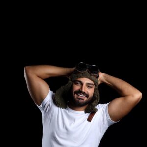 Mohammad Reza Zhaleh Instagram - .
«جزیره‌ای در تاریکی»
روزهای‌آخر جنگ‌جهانی‌دوم بود منم مثل خلبان‌های دیگه شانس زنده‌موندن رو داشتم اما از شوربختی جایي زنده موندم که زندگی از معانی و تعابیر متفاوتی برخوردار بود.
موتور هواپیمای من با برخورد ترکش ضدهوایی از کار افتاد و من ناگزیر سمت آب‌های آزاد هدایتش‌کردم.
تا جایی که مجبور به ترک هواپیما شدم اگه بگم چه زمانی این اتفاق افتاد قطعاً وحشت می‌کنید.
درست ساعت نُه شب، متأسفانه خبري از ماه هم نبود. این‌بار پشت ابرها داشت استراحت می‌کرد و من در تاریکی مطلق افتادم تو تاریکی اقیانوس.
دلیل اینکه چرا تا صبح بی‌هوش شدم رو یادم نیست.
ولی اینکه چرا مثل همة قصه‌ها صبحش به خشکی نرسیده بودم. من رو شوکه کرد، متأسفانه من همچنان روی آب بودم. تا اومدم احساس ضعف از گشنگی رو در خودم انکار کنم ضربه محکمی این رؤیاپردازی رو مثل مِه دم‌صبح ناپدیدکرد. احتمال دادم یه کوسه، یه پس‌گردنی محکمی بهم زد که مثلاً توي محل ما چیکار می‌کنی؟! گشنگی به شدت توهم‌زاست؛ البته شاید برای من.
اون ضربه من رو بی‌هوش نکرد ولی خودم تصمیم گرفتم تا زمانی که ماهیت ضارب برام محرز نشده هیچ تکونی نخورم، بذار ببینم در مَثل بهش چی میگن؟ آهان موش مردگی، خودم رو به موش مردگی زدم.
درست بالاسرم صدایی رو شنیدم دو نفر شروع به بحث‌کردن یکی‌شون گفت: احمق! اینکه ماهی نیست.
صدای دیگه‌ای گفت؛ من چه می‌دونستم با اون کلاه مسخره‌اش یه فوک بنظر می‌اومد. فوک؟! فوک کجا بود تمام عمرم اطراف این جزیره دور افتاده یه فوک هم ندیدم بجنب کمک کن بیاریمش توي قایق.
من همچنان بی‌حرکت موندم شک داشتم آیا درست شنیدم؟! یه جزیره دور افتاده؟
خیلی زود فهمیدم با دو تا احمق طرفم، چرا؟! چون همین که من رو بالا آوردن هیچ‌کدوم از علائم‌حیاتی من رو چک‌نکردن یکیشون گفت؛ به نظرت این برای ده نفر کافیه؟
حس کردم اینا هرچی از دریا بگیرن می‌خورن به‌همين خاطر سریع پاشدم و چون حرکتم از ترس خیلی‌تند بود، بهش واکنش نشون‌دادن و پریدن تو آب نتونستم جلو خنده‌ام رو بگیرم خیلی ترسیده بودن. کمکشون کردم بیان توی قایق؛ تمام‌مدتی که در راه جزیره بودیم جفتشون سکوت کرده بودن. انگار تمامی رفتارشون منطبق با غریزه اشون بود انگار چیزی شبیه فکرکردن در ذهنشون معنی نداشت.توي قایق هیچ ابزاری برای ماهیگیری نبود، خیلی عجیب بود، انگار قرار بود ماهی‌ها خودشون بیان تو دستشون.رسیدیم به خشکی خیلی عجیب بود کلی آدم‌ منتظر ما بودن احتمال دادم این تنها قایق جزیره باشه.
با دیدن من سر از پا نشناختن و به سمت دریا سرازیر شدن...
پایان قسمت اول
«#محمدرضا ژاله»