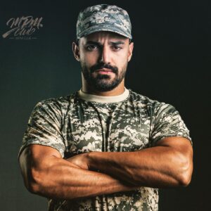 Mohammad Reza Zhaleh Instagram - .
مجموعه داستان می‌خواستم بهش بگم
(بخش پنجم)
پدر بزرگم انقلابی تیر بود ولي اين اواخر زیاد مثل سابق سَرحال نبود.
بعضی موقع ها می‌رفتم دنبالش می‌رفتیم استخر. عادت داشت به مجرد اینکه برسیم سونای خشک باهام گپ مفصلی بزنه.
می‌گفت:یکی از شعارهای ما دیانت ما سیاست ماست بود که فکر می‌کردیم دیانت ما سیاست ما رو پرورش میده در صورتی که سیاست ما دیانت ما رو از راه به در کرد.
گفتم: آقاجون قبل انقلاب مسجد نبود؟! مراسم مذهبی نبود؟
گفت: چرا چه بسا خالصانه‌تر از الان
گفتم: مشکل مالی داشتین؟
گفت: نه. مردم از دزدی‌های شاه و دربار خسته شده بودند.
گفتم: فقر فرهنگی چی، داشتین؟
گفت: تو اون برهه ایران تنها جایی بود که یک مینی‌ژوپي رو با یک چادری در حال خوش و بش می‌دیدی.
گفتم: خب پس برا چي انقلاب کردین آقاجون؟
گفت: می‌خواستیم حکومت، حکومتِ مردم سالاری باشه.
گفتم: یعنی مردم رأی بدن؟
گفت: نه.یعنی براساس شایستگی از دل مردم، توسط مردم انتخاب بشن و خدمت کنند.
گفتم: دقیقاً مثل الان
گفت: اوهوم
بعدش سوالی پرسیدم که یهو بهم ریخت و جواب نداد.
گفتم: جون من بگو، بگو چرا تو این شرایط سکوت کردی و در مقابل انقلابی که کردی احساس مسئولیت نمی‌کنی؟
به فکر فرو رفت به کورة سنای‌خشک عمیق نگاه می‌کرد.
عرق پیشونیم می‌رفت تو چشمم نمی‌تونستم درست نگاه کنم.
از طرفی همین شرایط برا آقاجون پیش اومده بود، کلی عرق کرده‌بود ولی چشاش مثل همیشه نبود.
انگار یه بغض چهل‌ساله تو چشاش اسیر شده..گفت: اصغر آقا رو می‌شناسی؟
گفتم: همونی که پسرش معتاده.
گفت: آره یادته یه‌بار خونه‌اشون دعوا شد ما رفتیم میان‌جيگری کردیم؟ یادت هست سَر چی بود؟
گفتم: یادم نیست.
گفت: برا اینکه تو جیبش سیگار پیدا کرده بود.
گفتم: آهان یادم اومد.
گفت: خب حالا اگه گفتی چرا رفته‌رفته دعواها کم شد؟
گفتم: چون پسر خوبی شد و دیگه نکشید؟
گفت: نه چون پدرش مقاومتش رو از دست داد دیگه ولش کرد؛ با کمال احساسات پدرانه‌ای که داشت منتظر خبرش موند تا اختتامیه‌اش رو آبرومندانه برگزار کنه. 
گفتم: الان پسره کجاست؟ تو چه مرحله‌ایه؟
گفت: شوش، سوزن تو رگ، چرت میزنه.
یادم رفت در مورد چی ازش پرسیدم که بحث به اینجا کشید.
برای پسر اصغر آقا خیلی دعا کردم.
پدربزرگم فوت کرد، اگه زنده بود.
 می‌خواستم بهش بگم، ديگه نه اصغرآقایی در کاره و نه پسر اصغرآقا، تنها این رو فهمیدم که صاحب استخر با کلی پول از کشور فراركرد. 
می‌خواستم بهش بگم، نشد بگم.
«محمدرضا ژاله»
@mr.zhaleh 
❤️
————————
عکاس: محمود پور محمود
@mpm_club 
————————
#سیاست #انقلاب #شایستگی #محمدرضاژاله #آزادی #ایران