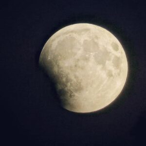Mohammad Safari Instagram - 🔭
🔭

آنی که بَری خسوف از ماه؛
آن ماه نه‌ای که در خسوفی... 🔭
.
و خــــــــدا هست مهربانتــر از حـــد تصـــورتان !!! .
.
شبتون پــر ستــاره 🌙⭐
.
ماه گرفتگی‌ امشب که طولانی ترین خسوف قرن خواهد بود، نمونه ی مشابهش در سال ۱۴۸۴ شمسی اتفاق می افتد ! 
یعنی تقریبا هیچ فرد میانسالی دیگر مشابه این ماه گرفتگی را هرگز نخواهد دید. 🔭 .
.
🌘🌑🌒🌓🌔🌖🌗🌘🌕🌚🌌
.
.
 امشب فاصله‌ی زمین و مریخ به‌شدت کم شده و این باعث شده تا این سیاره‌ی در آسمان شب به بهترین شکل ممکن دیده شود.🔭 مریخی که چند سال دیگر محل زیست انسان ها خواهد شد. 🌖اطلاعات خسوف امشب:

لحظه‌ی ورود به نیم سایه: 21:44:47
لحظه‌ی گرفت جزئی: 22:54:28
لحظه‌ی گرفت کلی: 00:00:16
اتمام گرفتگی: 01:43:14

#سازمان_فضایی_ایران 🔭
#نجوم #ناسا#ستاره
#ماه#خسوف
#ماه_گرفتگی#رصدخانه
#mohammadsafari #mohammad_safari #msafariofficial
#محمدصفری #محمد_صفری
@natgeo @natgeoyourshot @natgeofarsi @natgeotravel @ngmfarsi #cosmology #hubble  #universe #beauty  #astronomy #amazing #bibletext #naturelovers #nasabeyond #space  #hubbletelescope#night_photography
#nasasocial

@iranian_space_agency 🔭
@nasa 🔭
@khoda_official 🙏
#iranian_space_agency 🔭

۱۳۹۷/۵/۵ 
Photo by me : @MSafariofficial