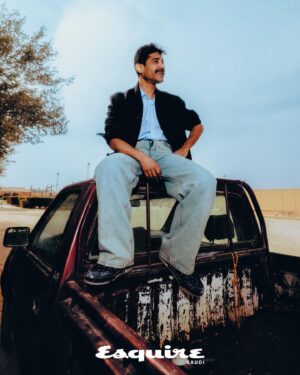 Mohammed Aldokhei Instagram - نقدم لكم نجم غلاف مجلة إسكواير السعودية لشتاء 2023/2024 الفنان المتميز محمد الدوخي @dokhei 

ابن الرياض وعاشقها صاحب الحس الكوميدي الفريد، الذي تتجلى الروح النجدية الأصيلة في ملامحه وأناقته وأدائه، بعد ان أرسى مكانته في وعي الجمهور السعودي المعاصر، أماط اللثام عن قدرة تشكل درامية جديدة لم نكن واعيين بها، وذلك بعد قرابة عقد زاهر بالكوميديا، عبر تجسيده لدور فهد القضعاني في فيلم @mandoobfilm ، الشخصية المغايرة عما سبق ، المتسمة بعمق وتأثير ترجمها بأداء أيقوني، من داخل  قصة خارجة عن المألوف في تاريخ السينما السعودية.

يمكنك قراءة قصة الغلاف ,والتعرف على  شخصية ومنظور  الفنان محمد الدوخي بقلم عبدالرحمن زكريا الفيصل @a.zik92 ، على موقع إسكواير السعودية.
الرابط في البايو

.
Talent: @dokhei
Publication: @esquiresaudi
Editor-in-chief: @mrpeaker
Photographer: @designlesss
Written by: @a.zik92
Clothing: @saudirichy