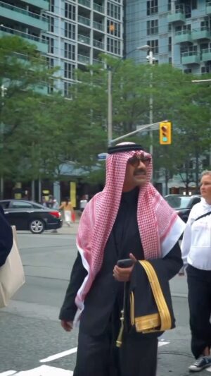 Mohammed Aldokhei Instagram - أخذنا فيلم مندوب الليل ورحنا مهرجان تورنتو وقلنا ناخذكم معنا ..

نشوفكم ديسمبر ٢٠٢٣ في صالات السينما ان شاءالله 💚

#tiff23 

@mandoobfilm