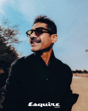 Mohammed Aldokhei Instagram - نقدم لكم نجم غلاف مجلة إسكواير السعودية لشتاء 2023/2024 الفنان المتميز محمد الدوخي @dokhei 

ابن الرياض وعاشقها صاحب الحس الكوميدي الفريد، الذي تتجلى الروح النجدية الأصيلة في ملامحه وأناقته وأدائه، بعد ان أرسى مكانته في وعي الجمهور السعودي المعاصر، أماط اللثام عن قدرة تشكل درامية جديدة لم نكن واعيين بها، وذلك بعد قرابة عقد زاهر بالكوميديا، عبر تجسيده لدور فهد القضعاني في فيلم @mandoobfilm ، الشخصية المغايرة عما سبق ، المتسمة بعمق وتأثير ترجمها بأداء أيقوني، من داخل  قصة خارجة عن المألوف في تاريخ السينما السعودية.

يمكنك قراءة قصة الغلاف ,والتعرف على  شخصية ومنظور  الفنان محمد الدوخي بقلم عبدالرحمن زكريا الفيصل @a.zik92 ، على موقع إسكواير السعودية.
الرابط في البايو

.
Talent: @dokhei
Publication: @esquiresaudi
Editor-in-chief: @mrpeaker
Photographer: @designlesss
Written by: @a.zik92
Clothing: @saudirichy