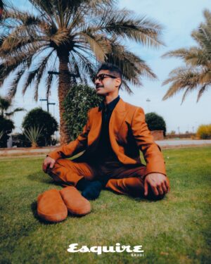 Mohammed Aldokhei Instagram - نقدم لكم نجم غلاف مجلة إسكواير السعودية لشتاء 2023/2024 الفنان المتميز محمد الدوخي @dokhei 

ابن الرياض وعاشقها صاحب الحس الكوميدي الفريد، الذي تتجلى الروح النجدية الأصيلة في ملامحه وأناقته وأدائه، بعد ان أرسى مكانته في وعي الجمهور السعودي المعاصر، أماط اللثام عن قدرة تشكل درامية جديدة لم نكن واعيين بها، وذلك بعد قرابة عقد زاهر بالكوميديا، عبر تجسيده لدور فهد القضعاني في فيلم @mandoobfilm ، الشخصية المغايرة عما سبق ، المتسمة بعمق وتأثير ترجمها بأداء أيقوني، من داخل  قصة خارجة عن المألوف في تاريخ السينما السعودية.

يمكنك قراءة قصة الغلاف ,والتعرف على  شخصية ومنظور  الفنان محمد الدوخي بقلم عبدالرحمن زكريا الفيصل @a.zik92 ، على موقع إسكواير السعودية.
الرابط في البايو

.
Talent: @dokhei
Publication: @esquiresaudi
Editor-in-chief: @mrpeaker
Photographer: @designlesss
Written by: @a.zik92
Clothing: @saudirichy