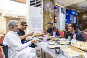 Mohammed Aldokhei Instagram - المندوب وصل جدة … بعد افتتاح #مهرجان_البحر_الأحمر_السينمائي_الدولي  قرر فريق مندوب يروح البلد و يفطر في مطعم الدرج فول و لحسة و فحسه .. بدال البانكيك و الاومليت و الافكادو توست …. تحياتنا لاهل جدة الحبايب ❤️
