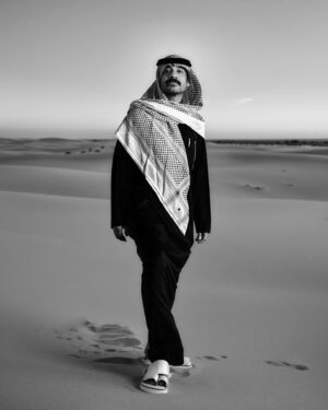 Mohammed Aldokhei Instagram - مبارك عليكم الشهر الفضيل وكل عام وانتم بخير رمضان كريم 🌙 

#رمضان_1443هـ 
#قرعة_كأس_العالم_وش_صار_عليها؟

تصوير الفنان @3bod_sh