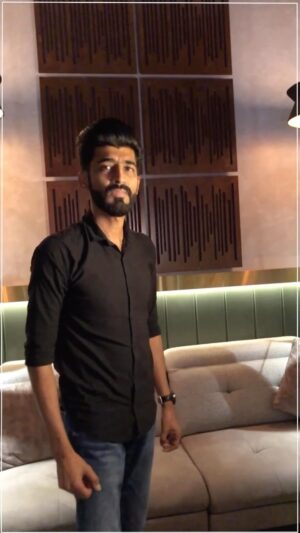 Mohammed Irfan Instagram - Thank you @siddharth.kasyap for another wonderful collaboration! Here is my unplugged version of our song #dilawara 
Keys : @sagarhbad 
@skmusicworks @shakeelazmiofficial @rahulsharma777 @purva_rana @anshul.vijayvargiya @sanober_herekar_aziz
