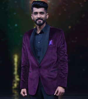 Mohammed Irfan Instagram - @tmtalentmanagement 
Outfit - @orofitbespoke 
Shoes - @redtapeindia 
Styled by - @rajvee14 @ayushi_varia