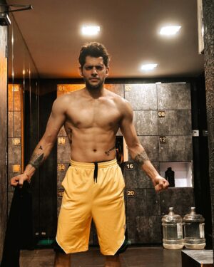 Mohit Hiranandani Instagram - What I looked like on 27th vs what I looked like the next day. 
Im doing better. My wife’s been taking some real good care of me .. I honestly don’t know what I’d do without you bub. @steffikingham. I know how hot you feel. It’s insane. But despite that sleeping with the fan off on this weather just coz I feel cold , it’s just mad. Waking up from your sleep , every time I turn or even slightly jerk. Thank you for making different kinds of soup for me , that are delicious btw , even though you don’t cook. Iloveyou a lot Steff. Koi nai rakhta mera itna dhyaan jitna aap rakhta hai ❤️
 @celina_mathew saab. Thank you for being there bro ,  no questions asked. You were under our building in just one call and it’s crazy , considering you don’t even like me 😂😂
@shrutisinhahaha and @awkward.ak please come see me once mumma also becomes okay. You know how I need y’all to be holding my hands, when I’m sick ! I miss y’all 😭❤️
