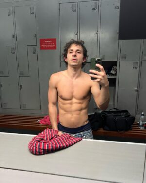 Moisés Arias Instagram - wake and literally bake