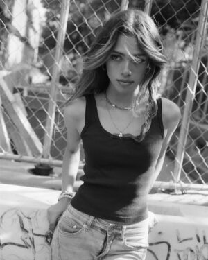 Moisés Arias Instagram - Beca down Elizabeth