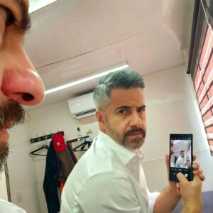 Moisés Arizmendi Instagram - Buen inico de semana. Ya saliste de trabajar? 
Variaciones sobre la espera entre escenas #campermood
