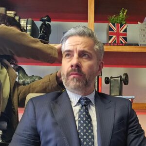 Moisés Arizmendi Instagram - Ya conocerán a este hombre que está medio Lorenzo la verdad, lo quiere todo y...a ver
..tú, lo puedes todo?

Gracias infinitas @carmenarmendariz @mafersuarez13 @vix y a todo el equipo y compañer@s

Hasta la próxima familia.