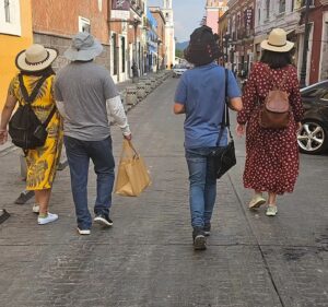 Moisés Arizmendi Instagram - Tocó despedir al #chileennogada (deli) con la family. #quechulaespuebla