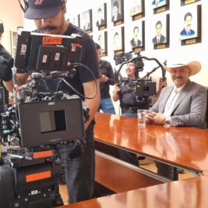 Moisés Arizmendi Instagram - Dias de trabajo y mucha diversión jaliscienses haciendo #elniñero 1a. Temporada. Por @netflixlat