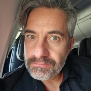 Moisés Arizmendi Instagram - Cuando el vuelo se demora tú....?
Qué haces?
#fly #demora #delay #actitud