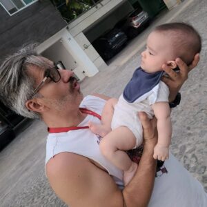 Moisés Arizmendi Instagram - El nuevo dueño de mis peinados... como que me ve con recelo. Por?