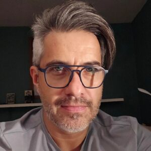 Moisés Arizmendi Instagram - Para estudiar veo mejor con los normales que con los de contacto. Te pasa?

#lentesdecontato #netas #sinfiltro