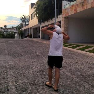 Moisés Arizmendi Instagram - El nuevo dueño de mis peinados... como que me ve con recelo. Por?