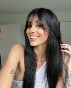 Molly Cardinal Instagram - It’s the hair for me🤌🏻 Chaque fois que je vais voir @hairbysabryna je ne suis jamais déçue! Elle est maintenant dans un nouveau salon à Chambly, le @ssenscoiffure ✨
A ma dernière visite, on a remonté mes extensions, mis ma couleur plus foncé et couper des curtain bangs! Si vous mentionnez le code Molly15 au salon, vous aurez 15% de rabais 😉
