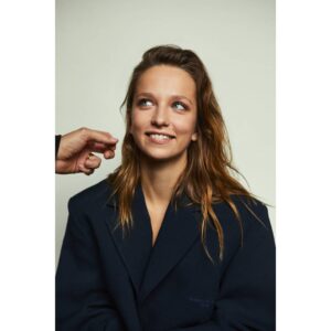 Molly Windsor Instagram - @1883magazine Thanks for the chat about #Traces and @makeupthefilm 📷@joshshinner 👗@oliviajonesstyle & @__nadinep
💁🏼‍♀️(& 🖐🏻)@fabionogueira 💋@justinejenkins