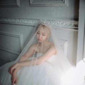 Momo Ogata Instagram - この日は本当にプリンセスになった気分でした👸

ドレス3着着たんだけどこれはザ！ウエディングドレス！って感じで後ろにリボンが付いててとっても可愛かったの。

このドレスは少し大人っぽく撮ってもらいました😚

載せたい写真沢山あるんやけど二人の写真は
@sugarsalt__official にちょっとずつ載せていくね🤍
(まだフォローしてない人はしてね🥰)

#ウエディングフォト