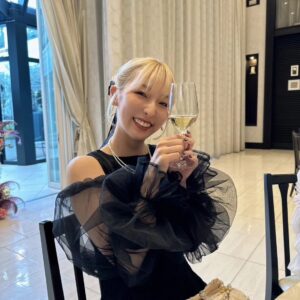 Momo Ogata Instagram - 結婚式にお呼ばれした日🖤

ヘアセットはいつもお世話になってるuniの
@uni__minami さんにやっていただきました🥲

髪短いのにアップにしたくてお願いしました🥹
すごく可愛く仕上げてもらったっ♪

たからちゃん(@chaya_takara_ )と一緒に行ってきたよー！　

#ヘアセット #結婚式 #ボブ #ミディアム #ヘアアレンジ