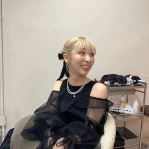 Momo Ogata Instagram - 結婚式にお呼ばれした日🖤

ヘアセットはいつもお世話になってるuniの
@uni__minami さんにやっていただきました🥲

髪短いのにアップにしたくてお願いしました🥹
すごく可愛く仕上げてもらったっ♪

たからちゃん(@chaya_takara_ )と一緒に行ってきたよー！　

#ヘアセット #結婚式 #ボブ #ミディアム #ヘアアレンジ