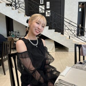 Momo Ogata Instagram - 結婚式にお呼ばれした日🖤

ヘアセットはいつもお世話になってるuniの
@uni__minami さんにやっていただきました🥲

髪短いのにアップにしたくてお願いしました🥹
すごく可愛く仕上げてもらったっ♪

たからちゃん(@chaya_takara_ )と一緒に行ってきたよー！　

#ヘアセット #結婚式 #ボブ #ミディアム #ヘアアレンジ