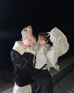 Momo Ogata Instagram - 中学からのお友達でもう出会って13年も経つね～って話してて"あ、もう13年なんだ。"ってこないだ思った🥹

あのときは二人とも子どもだったのに今は二人とも結婚して奥さんになってるの感慨深い...

急に載せたくなった💓
沢山会ってるのに写真全然撮らないから😂

#嫁ねぞ　#シュガソル