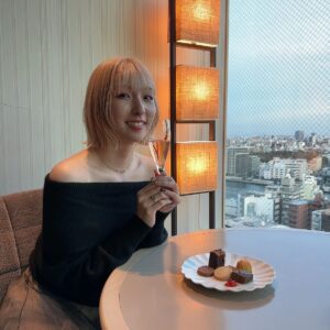 Momo Ogata Instagram - プロポーズしてくれた日のデート💍
東京タワーに二人で上ったよ🥰

ちょっと大人っぽい格好で大人なデートしました😚

カーシーありがとう☺️

最後はお友達にお祝いしてもらった日の！

#誕生日　#カップル　#夫婦