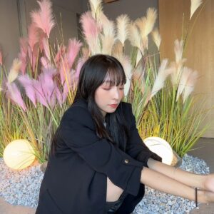 Momo Ogata Instagram - スマホ変えてカメラフォルダ日付ぐちゃぐちゃで色んな写真出てくるねんけどやっぱりロングいいなあーーーーってなってる🙄

みんなはどれが好き？？

#金髪ボブ #黒髪ロング