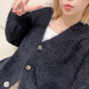 Momo Ogata Instagram - お気に入りカーディガン💓
年末もちょぺとヒロアカ展行った時にも着て行ったんだ〜

ラフな格好から綺麗めファッションまでできるからとっても万能🖤

ヒロアカ展めっちゃ楽しかった🫢🥺

@lauir_official 

#lauir #pr #カーディガン #冬服 #겨울 #겨울옷 #ヒロアカ展