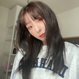 Momo Ogata Instagram - スマホ変えてカメラフォルダ日付ぐちゃぐちゃで色んな写真出てくるねんけどやっぱりロングいいなあーーーーってなってる🙄

みんなはどれが好き？？

#金髪ボブ #黒髪ロング