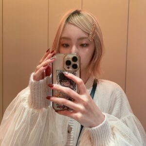 Momo Ogata Instagram - かっちゃんとイレイザーヘッド🖤🤍

推しのシール挟んでるせいで
ミラーセルカかっこつかへん笑

#selfie #거울샷 #거울셀카 #셀카